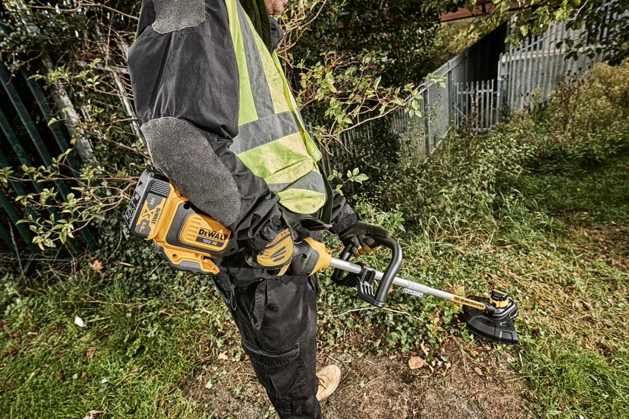 DEWALT AKU KOSILNICA Z NITKO 18V BREZ BATERIJE DCM561PBS