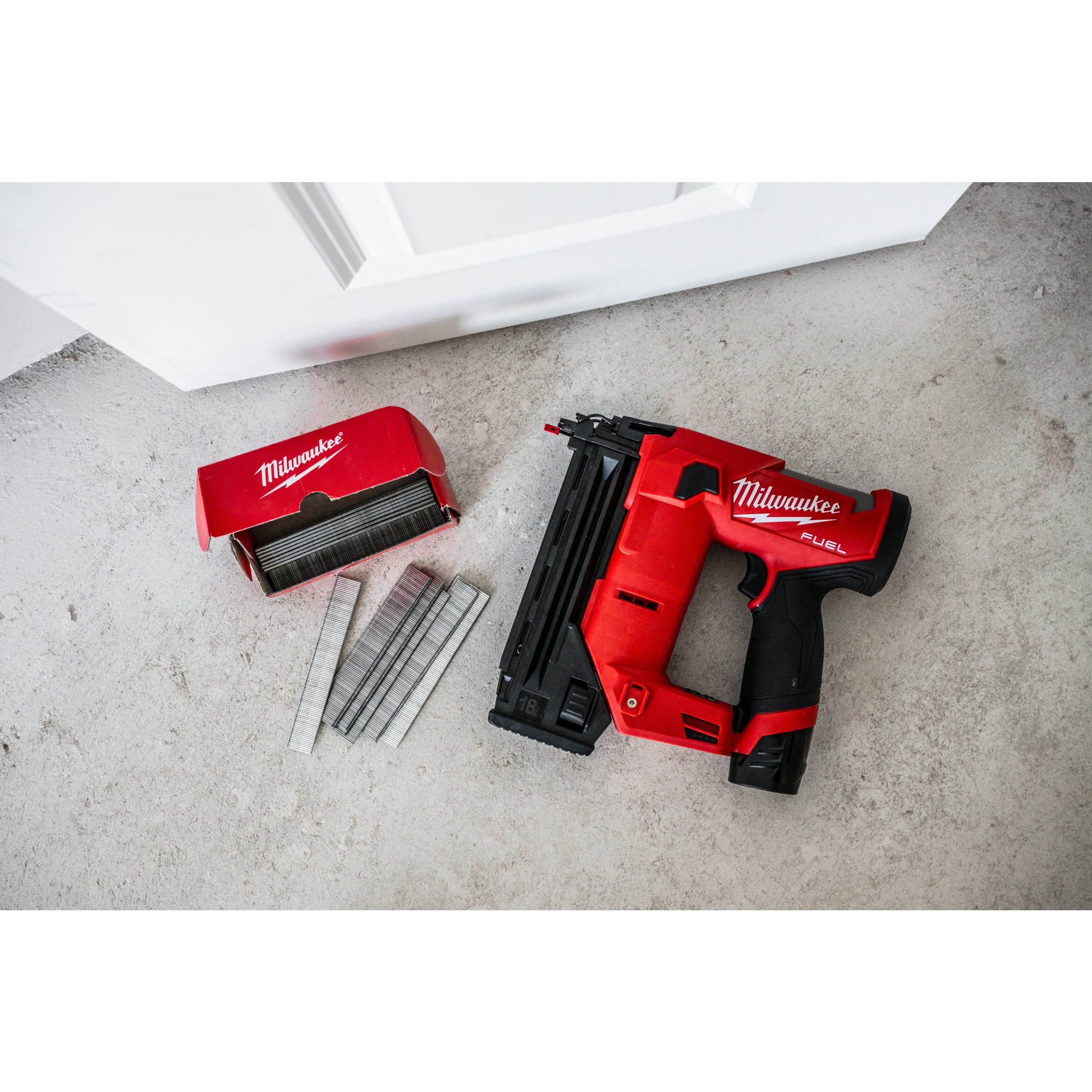 Milwaukee M12 FCN18GS-0X žebljalnik za ravne žeblje 18 GA