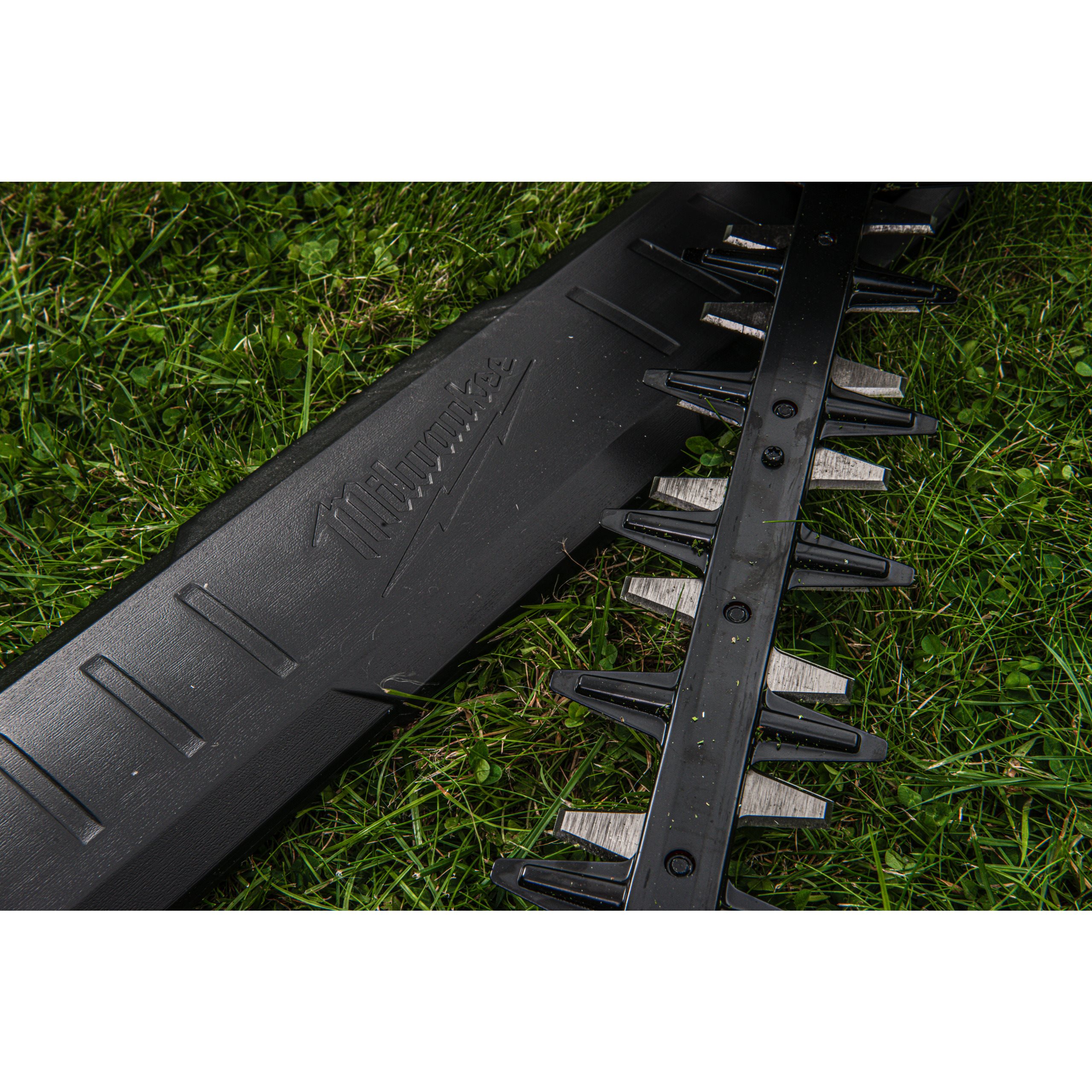 Milwaukee M18 FHET60G2-802 škarje za živo mejo 60 cm