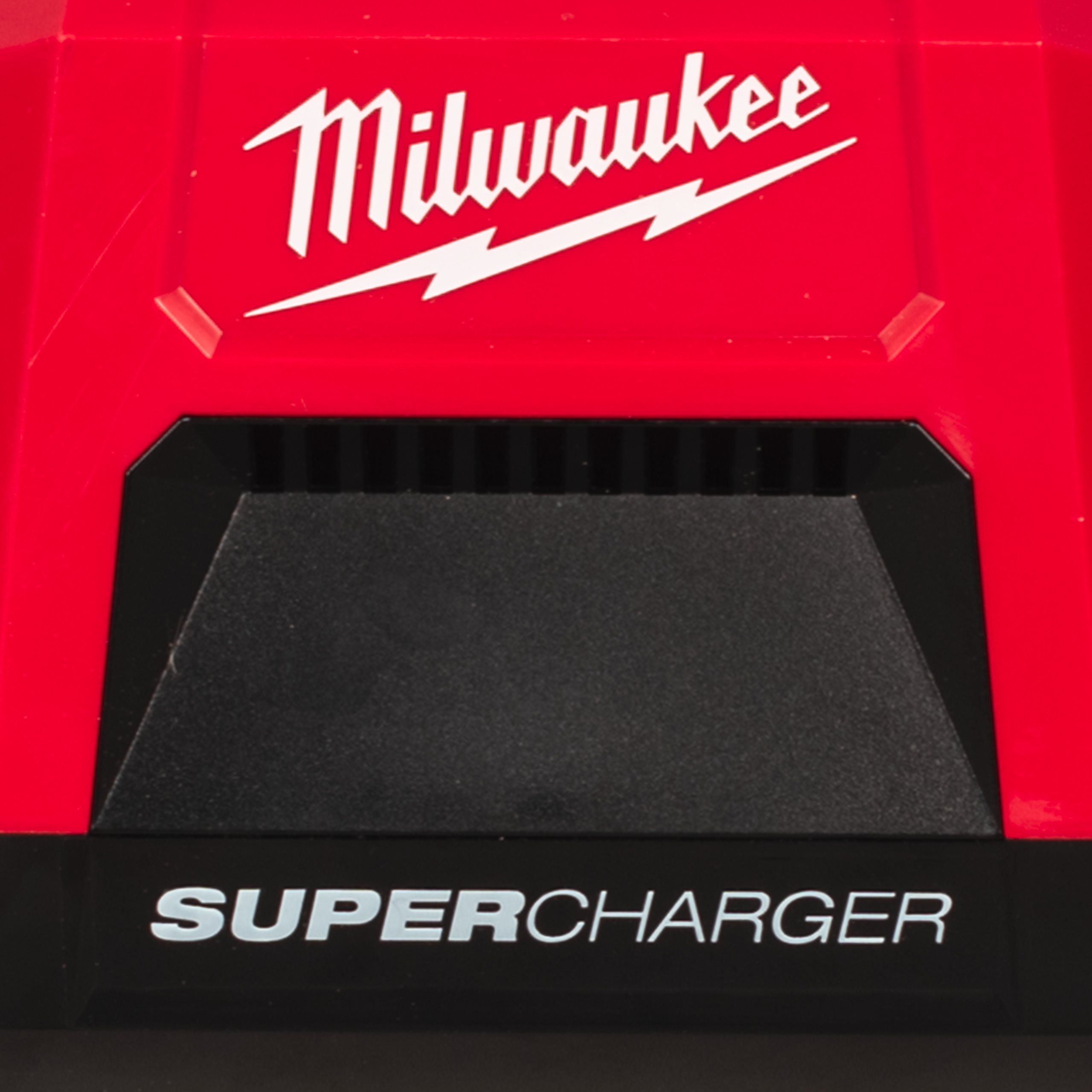 Milwaukee M18 MDBSC mobilni dvopostajni super polnilec