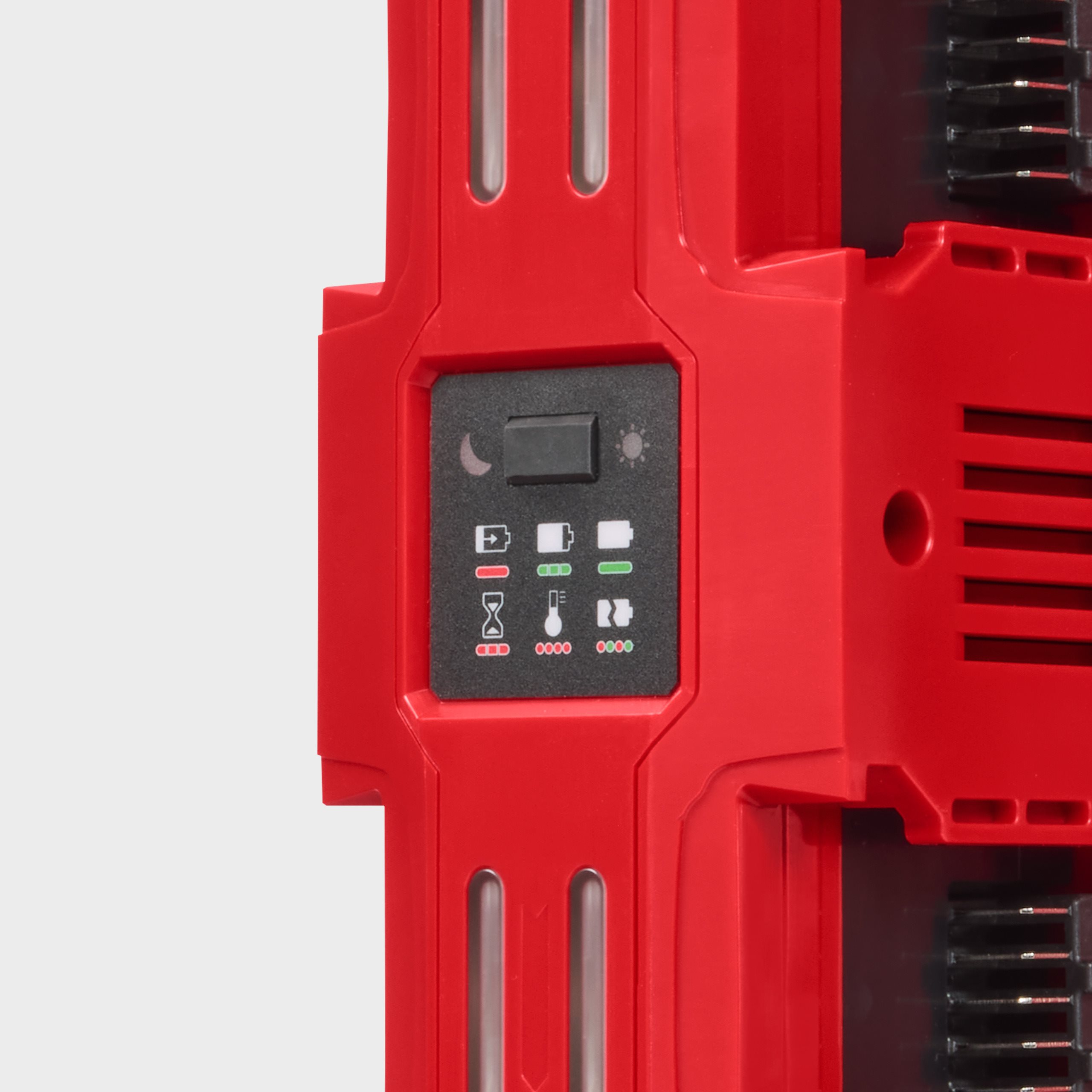 Milwaukee M18 MPC6 PACKOUT mobilni šestpostajni hitri polnilec