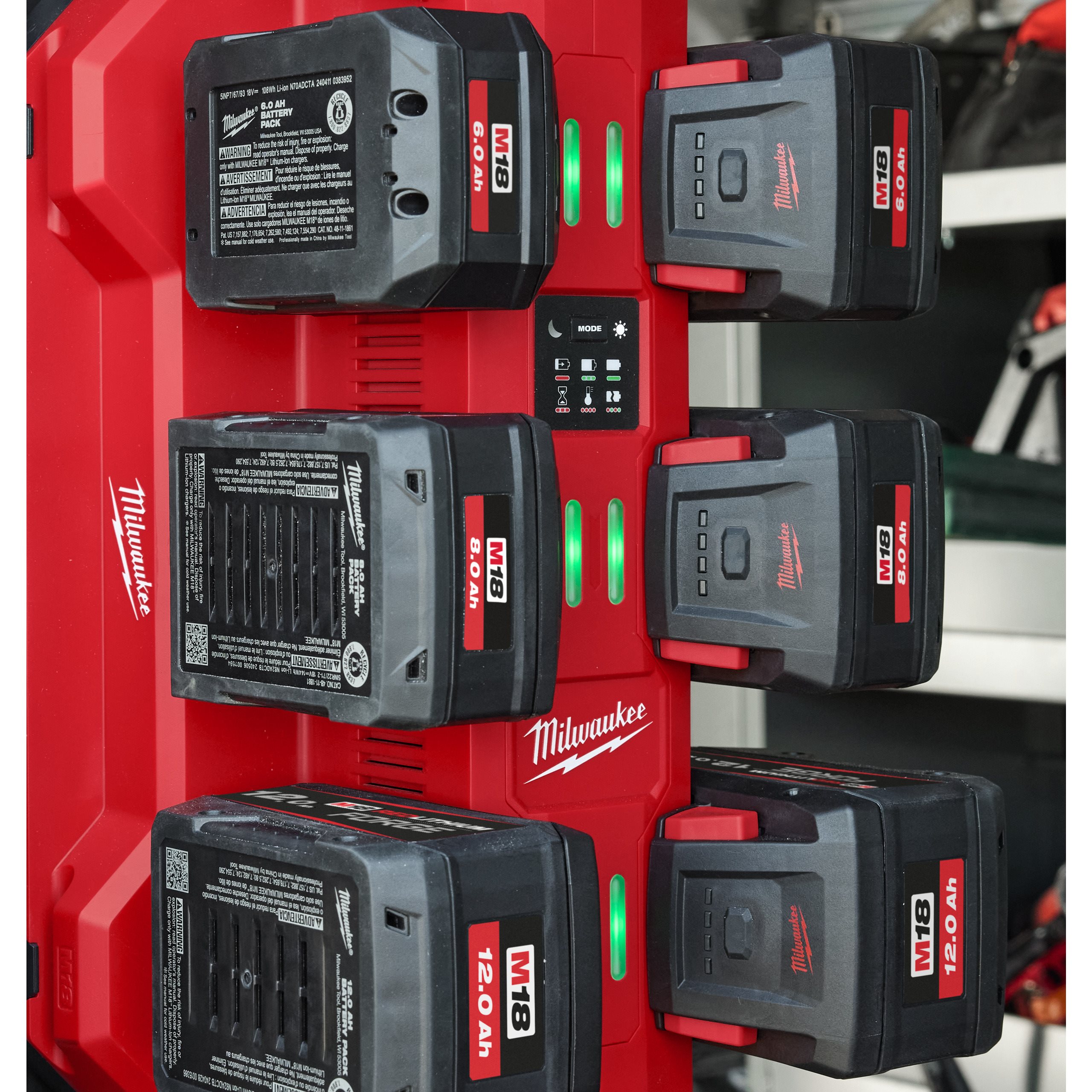 Milwaukee M18 MPC6 PACKOUT mobilni šestpostajni hitri polnilec