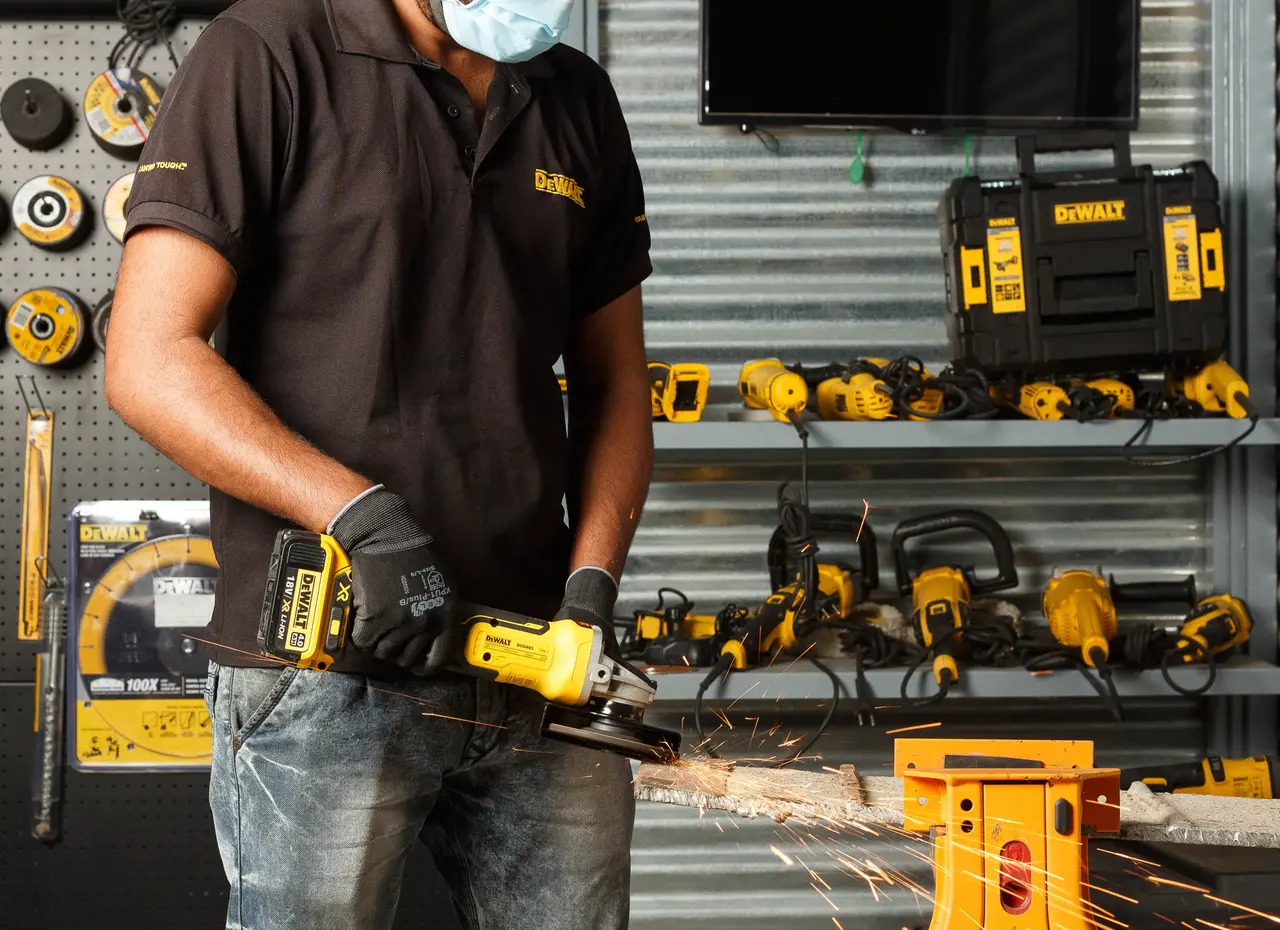 DEWALT AKU KOTNI BRUSILNIK 18 V 5,0Ah DCG405P2