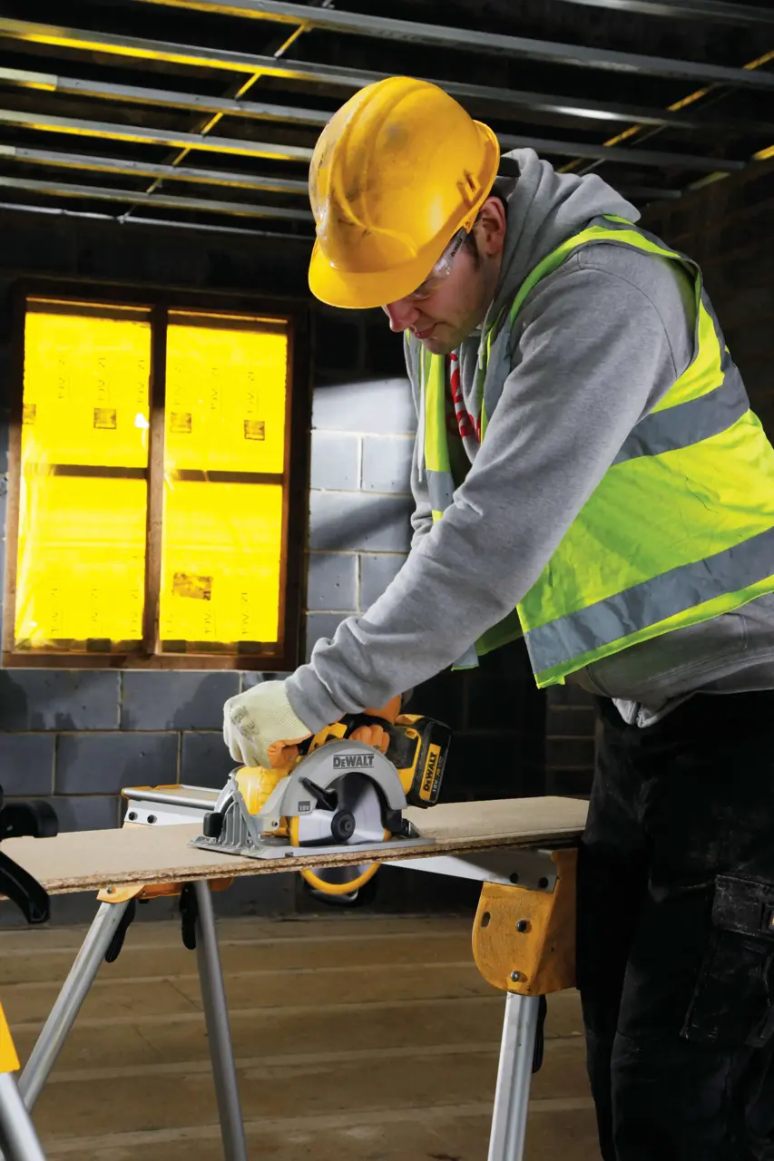 DEWALT AKU KRONŽNA ŽAGA XR 18V DCS391M2