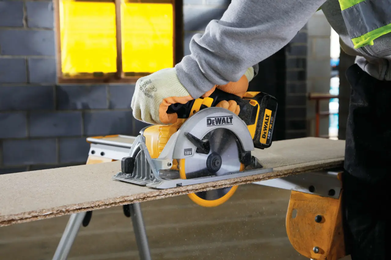 DEWALT AKU KRONŽNA ŽAGA XR 18V DCS391M2