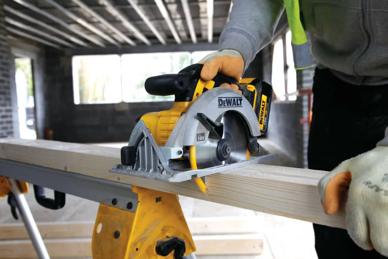 DEWALT AKU KRONŽNA ŽAGA XR 18V DCS391M2