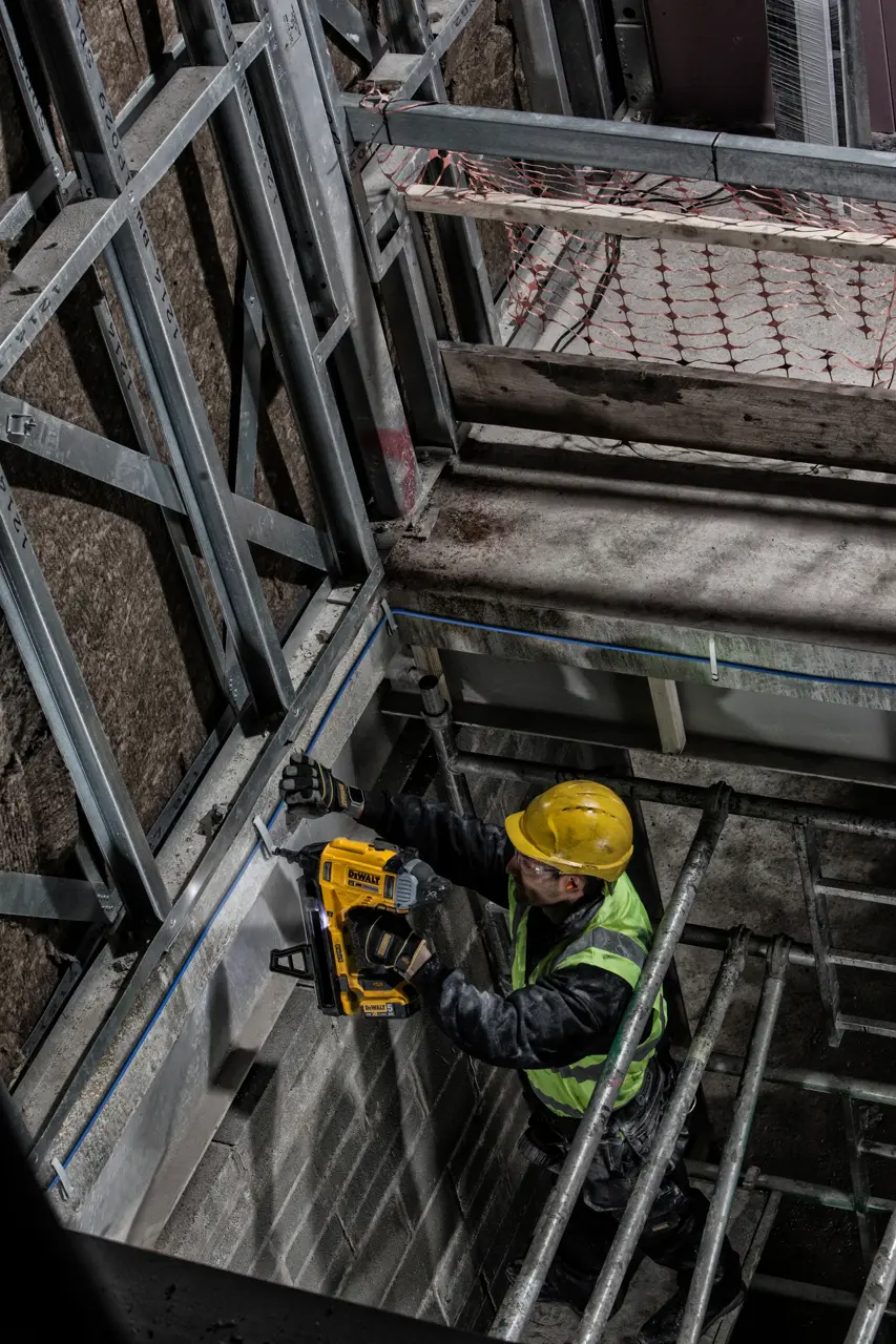 DEWALT AKU ŽEBLJIČAR BETONSKI 18 V 5,0 Ah DCN890P2