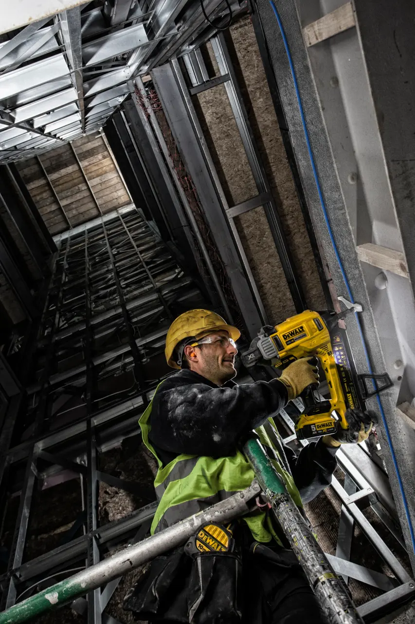 DEWALT AKU ŽEBLJIČAR BETONSKI 18 V 5,0 Ah DCN890P2
