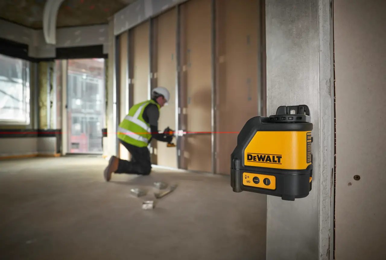DEWALT KRIŽNO LINIJSKI LASER DW088K + DE0881T STOJALO