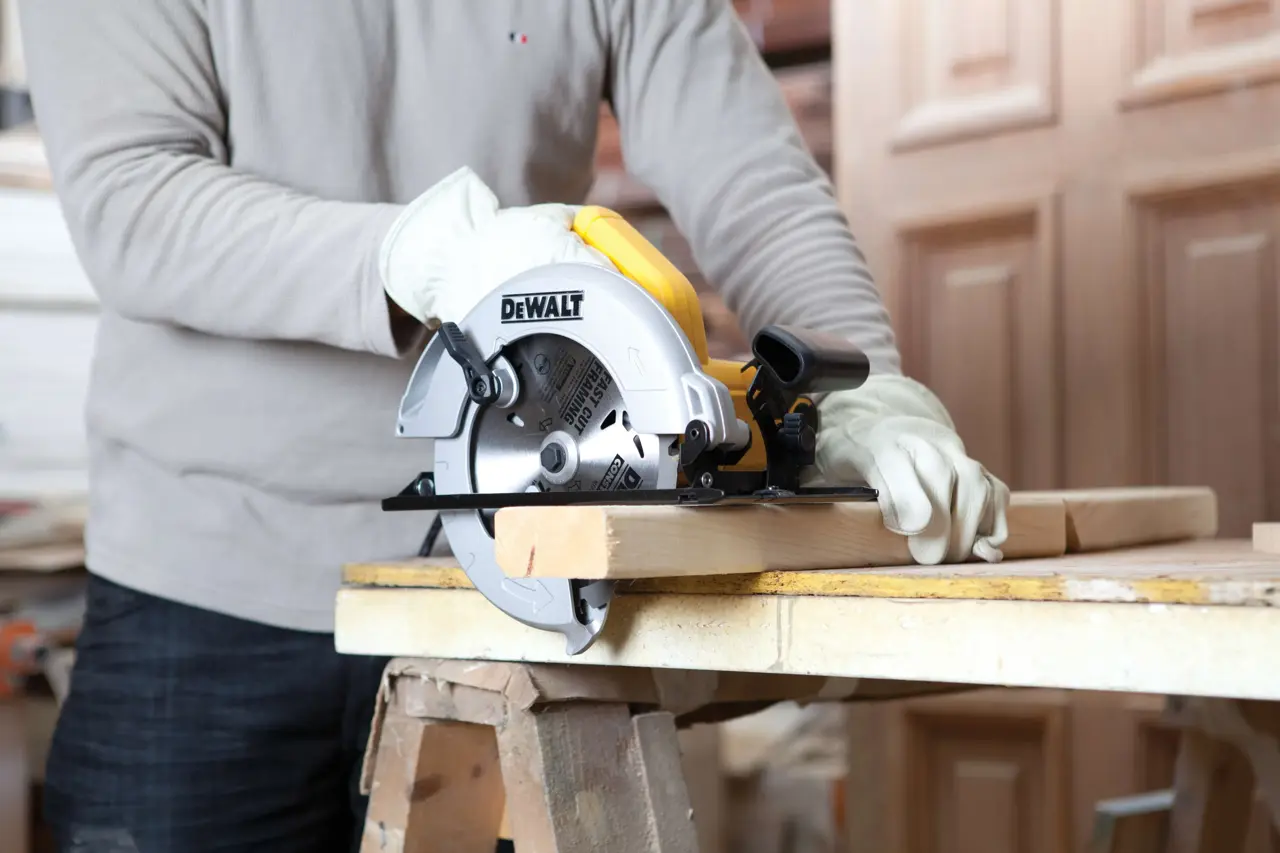 DEWALT KROŽNA ŽAGA DWE560