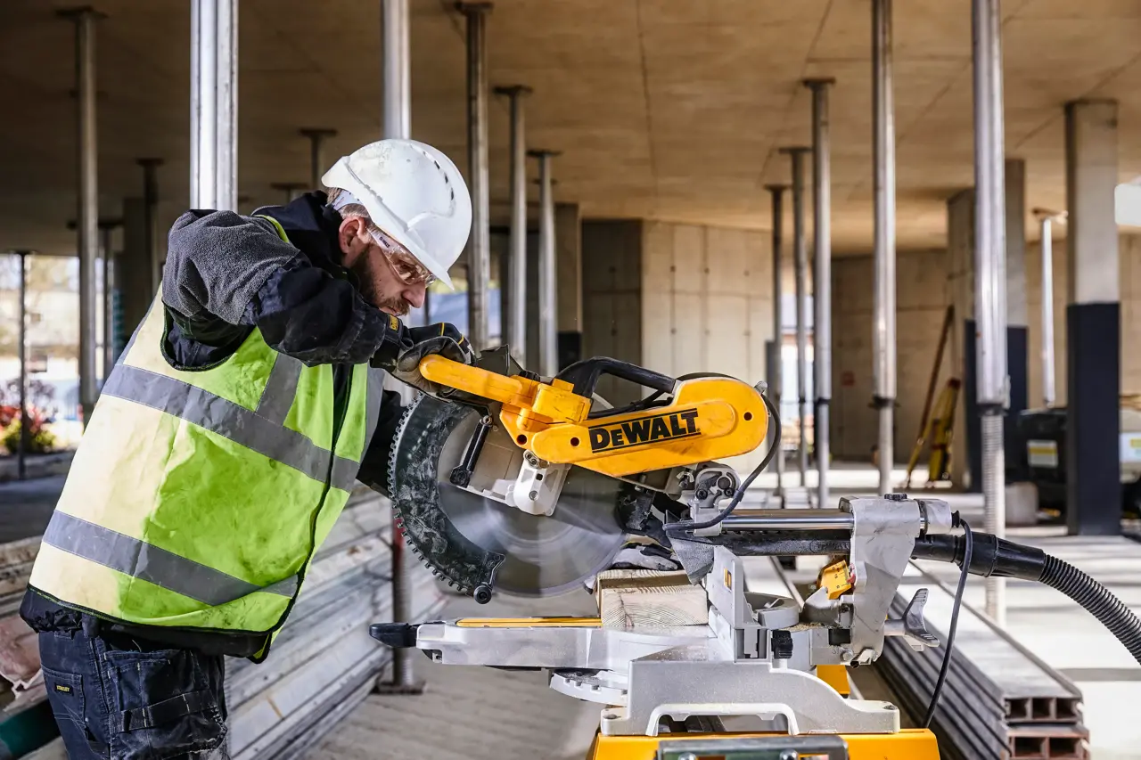 DEWALT ŽAGA POTEZNA 305 MM DWS780