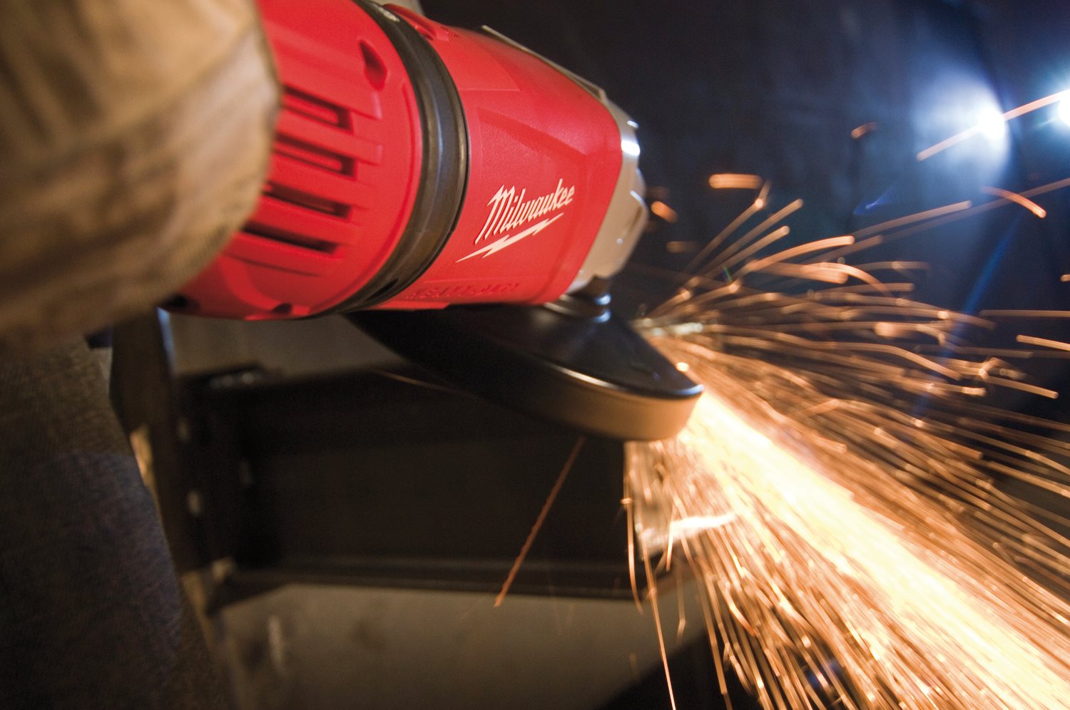 Milwaukee AGVM 24-230GEX Kotna brusilka 6.600 obr/min, 2400 W, 230 mm