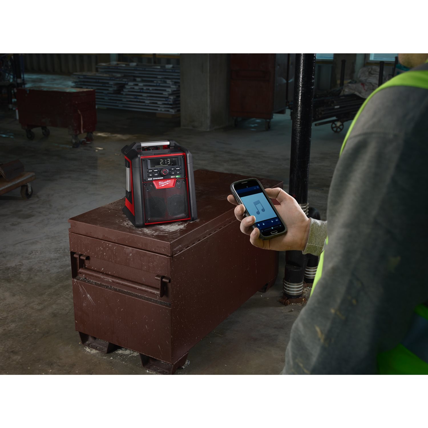 Milwaukee M18 RC-0 Radio-polnilnik M18 baterij, tablic in pametnih telefonov