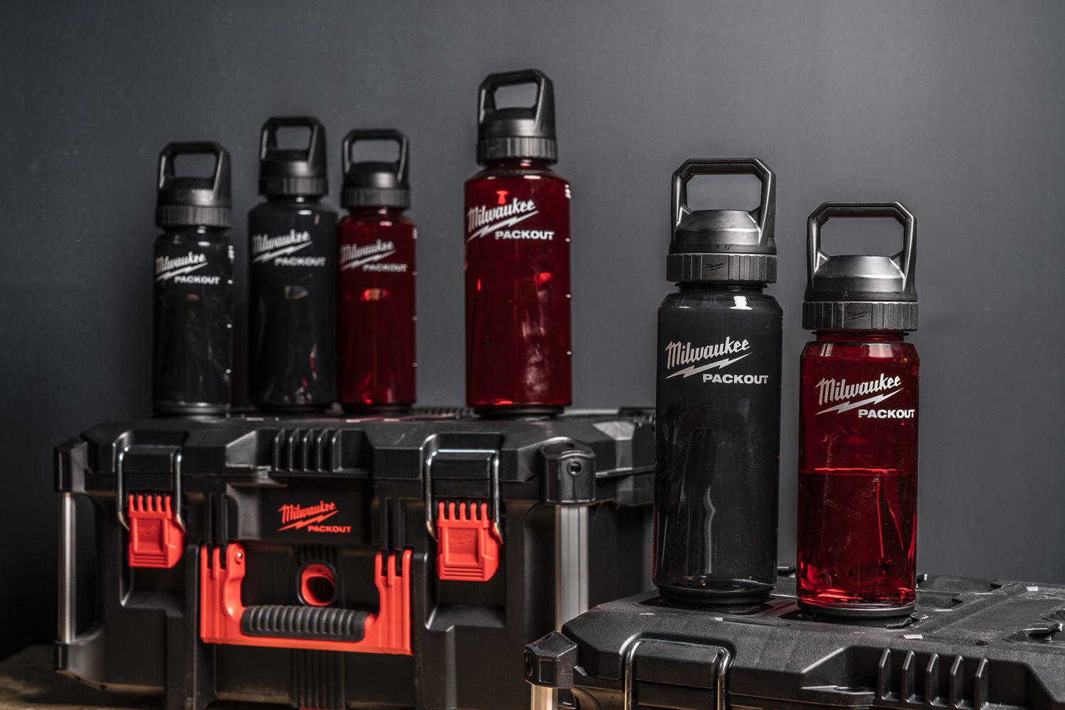 Milwaukee PACKOUT Steklenica 740ml Chug lid črna