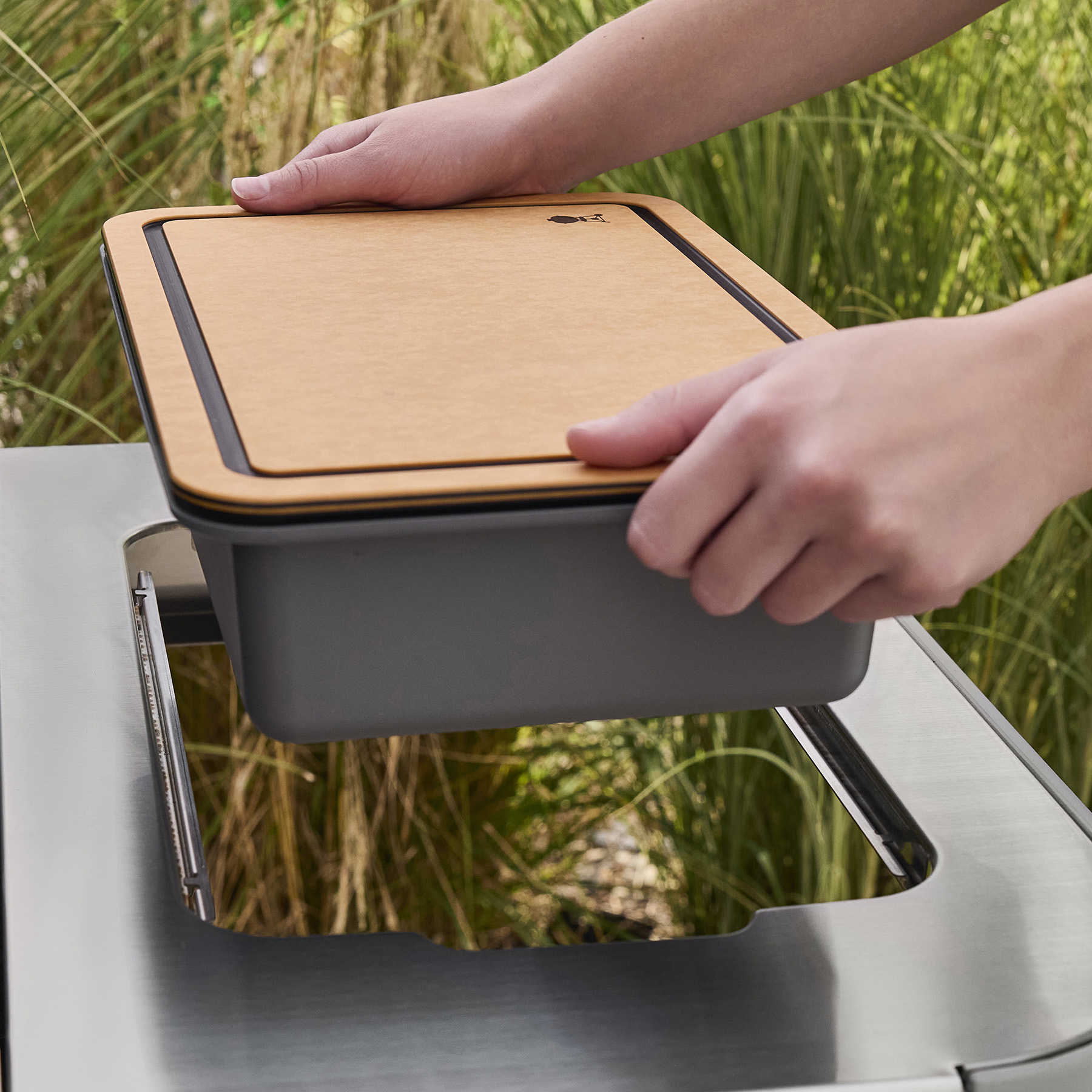 Weber Weber Works™ - zabojnik z desko za rezanje